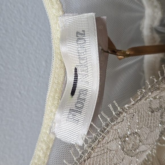 Victorias SECRET Womens Designer Collections Cream Lace Gold Camisole Small - Picture 2 of 9